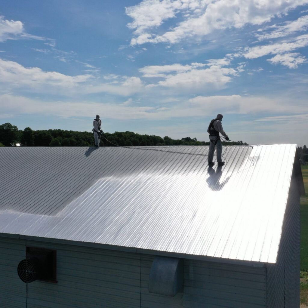 Côte Rénove spécialiste en peinture thermique avec la solution Cool Roof pour vos toitures en Vendée et dans le Grand Ouest